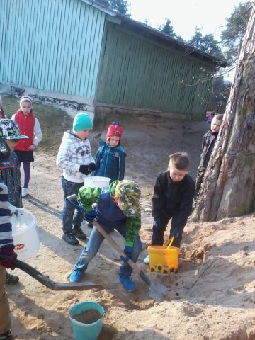 1.d klase talko skolas teritorijā